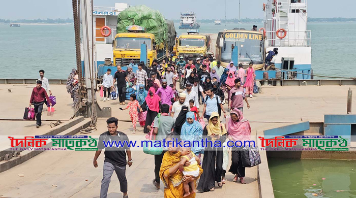 দৌলতদিয়া ঘাটে চাপ বাড়লেও ভোগান্তি নেই॥নাড়ির টানে বাড়ি ফিরছে মানুষ